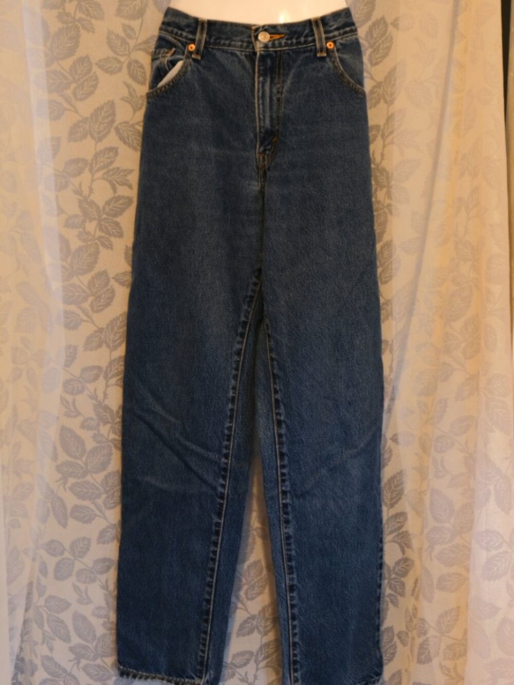 Vintage Levi’s Classic Relaxed Jeans | Women’s Size 10 | Medium Wash Denim